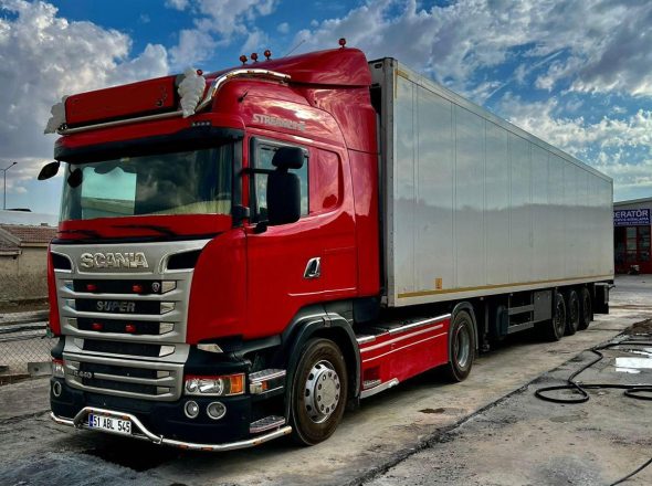 ESS FRİGO, yüksek kaliteli soğutma çözümleri sunan lider bir markadır. İnovatif tasarımları ve güvenilir performansıyla öne çıkan ESS FRİGO ürünleri, her türden işletmenin soğutma ihtiyaçlarını karşılamak için idealdir. Geniş ürün yelpazesi arasında endüstriyel buzdolapları, derin dondurucular, soğuk odalar ve şoklama makineleri gibi çeşitli seçenekler bulunmaktadır. Enerji verimliliği ve çevre dostu özellikleriyle dikkat çeken ESS FRİGO ürünleri, işletmenizin enerji maliyetlerini düşürmenize yardımcı olacak şekilde tasarlanmıştır. Dayanıklı yapıları ve uzun ömürlü performansları sayesinde, ESS FRİGO ürünlerine güvenebilir ve uzun süreli kullanım sağlayabilirsiniz. Sektördeki deneyimi ve müşteri memnuniyetine verdiği önemle tanınan ESS FRİGO, profesyonel hizmet anlayışıyla da öne çıkmaktadır. Müşteri odaklı yaklaşımıyla size en uygun soğutma çözümünü sunmak için çalışan ESS FRİGO, taleplerinizi karşılamak adına esneklik sunar. İşletmenizin ihtiyaçlarına göre özelleştirilebilen ürünleri ve kaliteli hizmet anlayışıyla ESS FRİGO, soğutma alanında güvenilir bir partnerdir. Siz de ESS FRİGO'nun sağladığı avantajlardan faydalanarak işletmenizin soğutma sistemini güçlendirebilir ve verimliliği artırabilirsiniz.