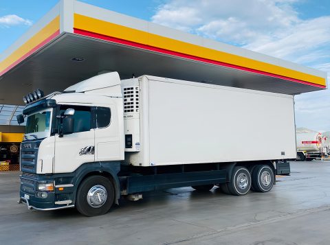 ESS FRİGO, yüksek kaliteli soğutma çözümleri sunan lider bir markadır. İnovatif tasarımları ve güvenilir performansıyla öne çıkan ESS FRİGO ürünleri, her türden işletmenin soğutma ihtiyaçlarını karşılamak için idealdir. Geniş ürün yelpazesi arasında endüstriyel buzdolapları, derin dondurucular, soğuk odalar ve şoklama makineleri gibi çeşitli seçenekler bulunmaktadır. Enerji verimliliği ve çevre dostu özellikleriyle dikkat çeken ESS FRİGO ürünleri, işletmenizin enerji maliyetlerini düşürmenize yardımcı olacak şekilde tasarlanmıştır. Dayanıklı yapıları ve uzun ömürlü performansları sayesinde, ESS FRİGO ürünlerine güvenebilir ve uzun süreli kullanım sağlayabilirsiniz. Sektördeki deneyimi ve müşteri memnuniyetine verdiği önemle tanınan ESS FRİGO, profesyonel hizmet anlayışıyla da öne çıkmaktadır. Müşteri odaklı yaklaşımıyla size en uygun soğutma çözümünü sunmak için çalışan ESS FRİGO, taleplerinizi karşılamak adına esneklik sunar. İşletmenizin ihtiyaçlarına göre özelleştirilebilen ürünleri ve kaliteli hizmet anlayışıyla ESS FRİGO, soğutma alanında güvenilir bir partnerdir. Siz de ESS FRİGO'nun sağladığı avantajlardan faydalanarak işletmenizin soğutma sistemini güçlendirebilir ve verimliliği artırabilirsiniz.