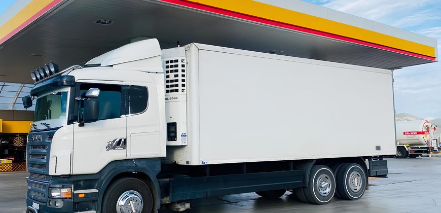 ESS FRİGO, yüksek kaliteli soğutma çözümleri sunan lider bir markadır. İnovatif tasarımları ve güvenilir performansıyla öne çıkan ESS FRİGO ürünleri, her türden işletmenin soğutma ihtiyaçlarını karşılamak için idealdir. Geniş ürün yelpazesi arasında endüstriyel buzdolapları, derin dondurucular, soğuk odalar ve şoklama makineleri gibi çeşitli seçenekler bulunmaktadır. Enerji verimliliği ve çevre dostu özellikleriyle dikkat çeken ESS FRİGO ürünleri, işletmenizin enerji maliyetlerini düşürmenize yardımcı olacak şekilde tasarlanmıştır. Dayanıklı yapıları ve uzun ömürlü performansları sayesinde, ESS FRİGO ürünlerine güvenebilir ve uzun süreli kullanım sağlayabilirsiniz. Sektördeki deneyimi ve müşteri memnuniyetine verdiği önemle tanınan ESS FRİGO, profesyonel hizmet anlayışıyla da öne çıkmaktadır. Müşteri odaklı yaklaşımıyla size en uygun soğutma çözümünü sunmak için çalışan ESS FRİGO, taleplerinizi karşılamak adına esneklik sunar. İşletmenizin ihtiyaçlarına göre özelleştirilebilen ürünleri ve kaliteli hizmet anlayışıyla ESS FRİGO, soğutma alanında güvenilir bir partnerdir. Siz de ESS FRİGO'nun sağladığı avantajlardan faydalanarak işletmenizin soğutma sistemini güçlendirebilir ve verimliliği artırabilirsiniz.