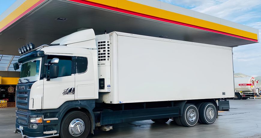 ESS FRİGO, yüksek kaliteli soğutma çözümleri sunan lider bir markadır. İnovatif tasarımları ve güvenilir performansıyla öne çıkan ESS FRİGO ürünleri, her türden işletmenin soğutma ihtiyaçlarını karşılamak için idealdir. Geniş ürün yelpazesi arasında endüstriyel buzdolapları, derin dondurucular, soğuk odalar ve şoklama makineleri gibi çeşitli seçenekler bulunmaktadır. Enerji verimliliği ve çevre dostu özellikleriyle dikkat çeken ESS FRİGO ürünleri, işletmenizin enerji maliyetlerini düşürmenize yardımcı olacak şekilde tasarlanmıştır. Dayanıklı yapıları ve uzun ömürlü performansları sayesinde, ESS FRİGO ürünlerine güvenebilir ve uzun süreli kullanım sağlayabilirsiniz. Sektördeki deneyimi ve müşteri memnuniyetine verdiği önemle tanınan ESS FRİGO, profesyonel hizmet anlayışıyla da öne çıkmaktadır. Müşteri odaklı yaklaşımıyla size en uygun soğutma çözümünü sunmak için çalışan ESS FRİGO, taleplerinizi karşılamak adına esneklik sunar. İşletmenizin ihtiyaçlarına göre özelleştirilebilen ürünleri ve kaliteli hizmet anlayışıyla ESS FRİGO, soğutma alanında güvenilir bir partnerdir. Siz de ESS FRİGO'nun sağladığı avantajlardan faydalanarak işletmenizin soğutma sistemini güçlendirebilir ve verimliliği artırabilirsiniz.